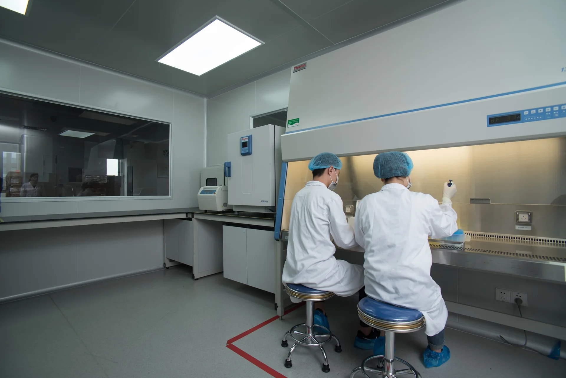 韦格纳医学检验实验室工作人员在实验环境中操作